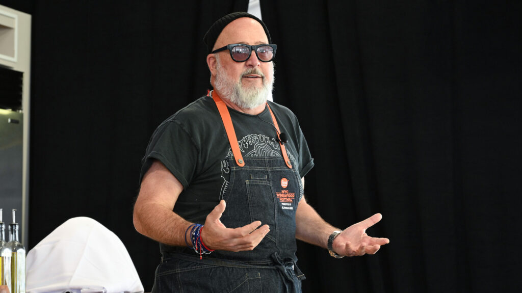 Andrew Zimmern dice que probar este marisco es como comer lechuga mantecosa