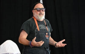 Andrew Zimmern dice que probar este marisco es como comer lechuga mantecosa