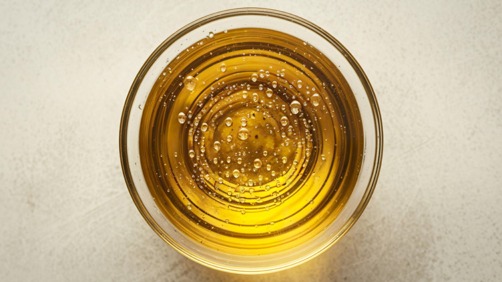 El aceite de cocina con sabor a nuez que mantiene a las abejas carpinteras fuera de su cocina