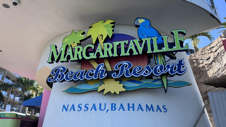 Un cartel para un Margaritaville Beach Resort en Nassau, Bahamas