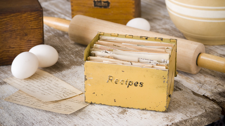 Caja de recetas vintage sobre una encimera