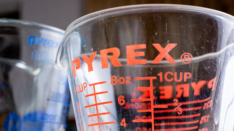Taza medidora Pyrex de vidrio vintage