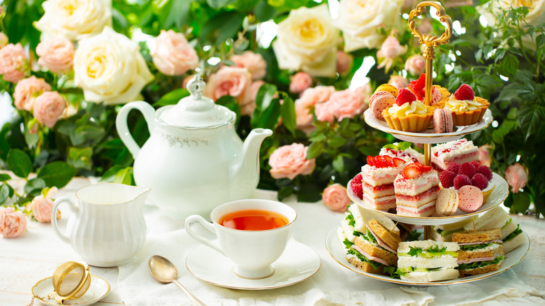 Puesto de pasteles de tres niveles en el té de la tarde