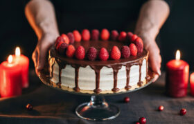 Cómo transformar platos viejos en un elegante soporte para pasteles