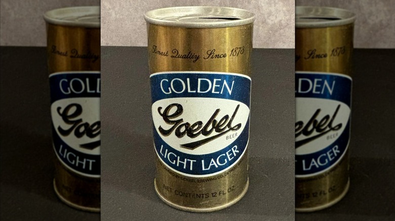 Una lata antigua de cerveza Goebel con una etiqueta amarilla, azul y blanca que la llama Golden Light Lager.