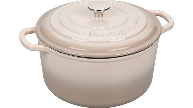 Un horno holandés esmaltado VORRINGARD en un color blanquecino cremoso sobre un fondo blanco.