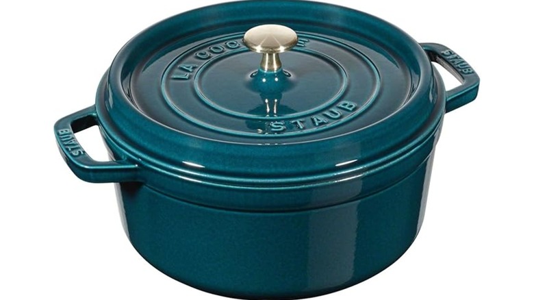 Una cacerola redonda de color azul verdoso de Staub