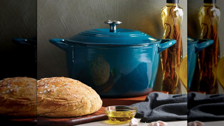 Olla Tramontina azul con pan y botella de aceite de oliva infusionado