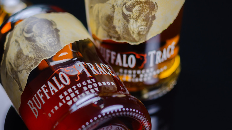 Cerca de 2 botellas de whisky Buffalo Trace