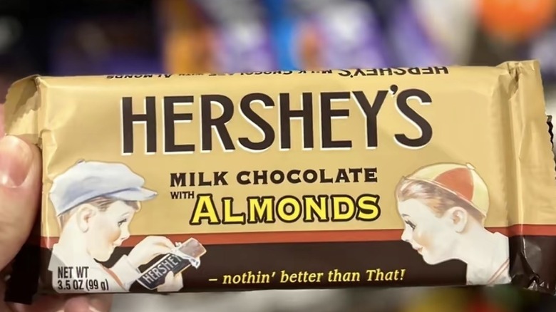 Barra de chocolate con leche y almendras de Hershey's en Cracker Barrel