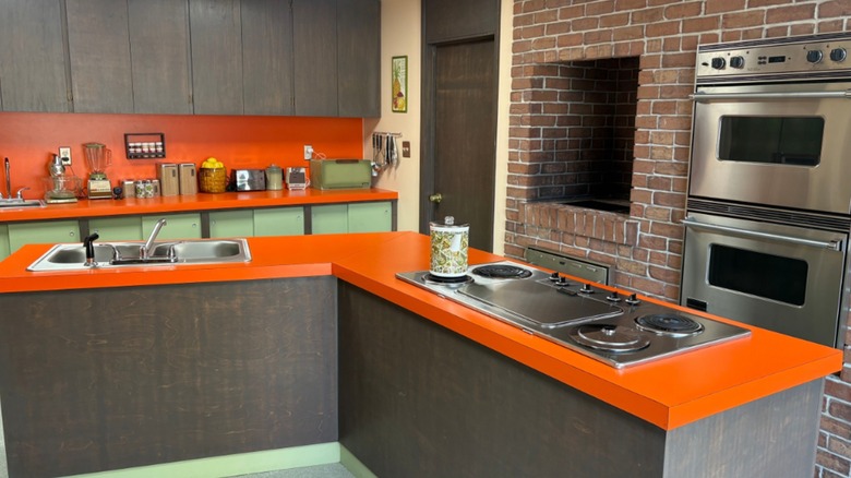 Una vista amplia de la cocina dentro de la casa de Brady Bunch.