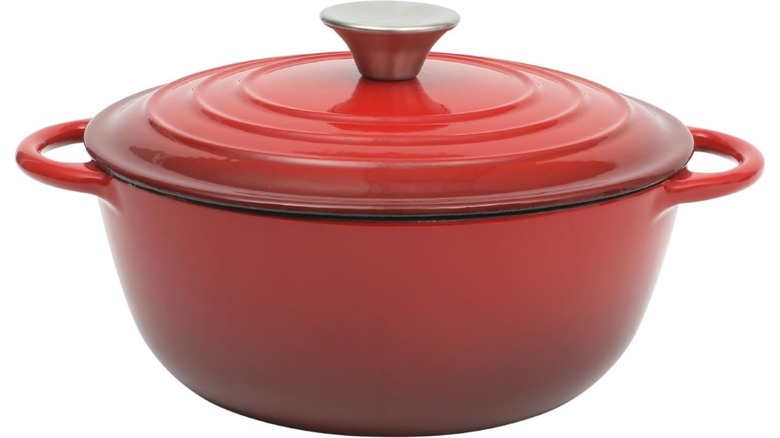 Un pequeño horno holandés rojo de Gibson Home sobre un fondo blanco.