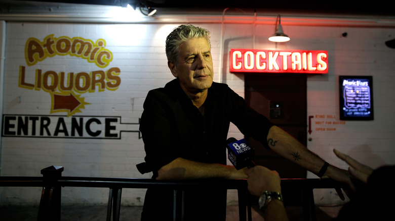 Bourdain frente a un bar