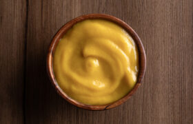 Los 2 ingredientes que le dan a la mostaza americana su icónico color amarillo