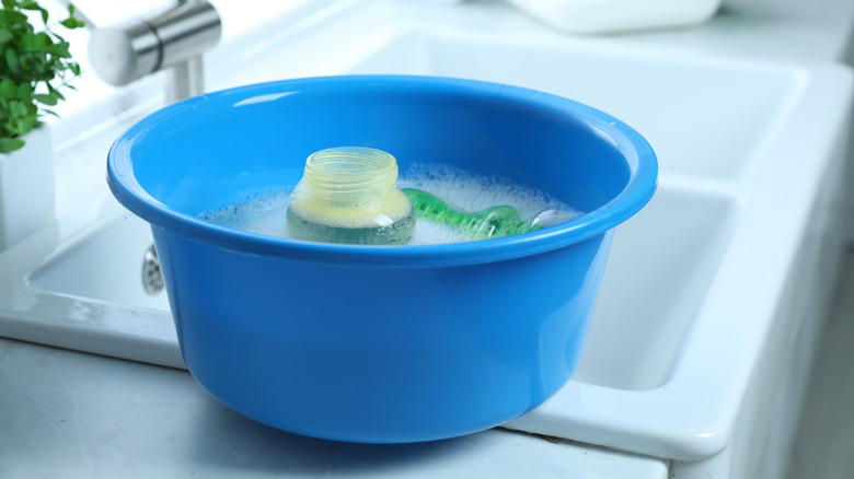 Bañera de plástico con artículos en remojo.