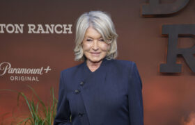 El truco sin estrés de Martha Stewart para lavar vajillas frágiles