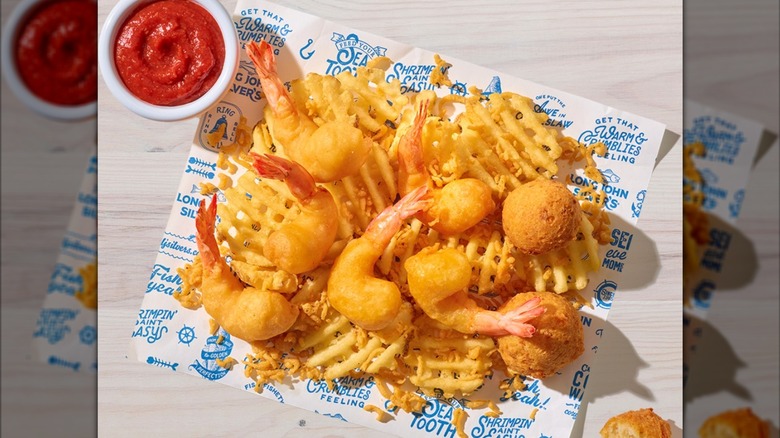 Canasta de camarones de Long John Silver con papas fritas, hushpuppies y salsa.