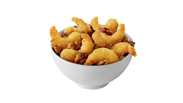 Tazón de camarones Panda Express Honey Walnut contra fondo blanco.