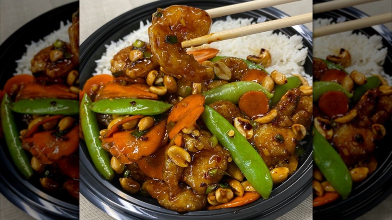 Primer plano del tazón de camarones Kung Pao de Pei Wei Asian Kitchen.
