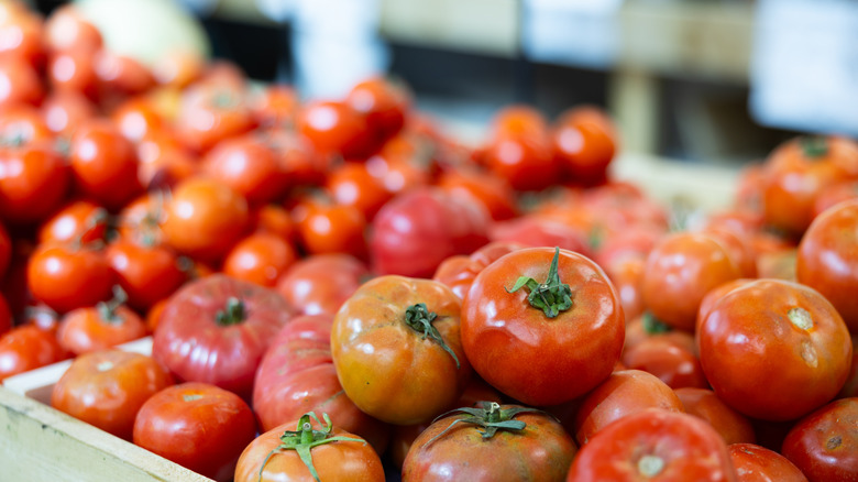 Tomates en exhibición en una tienda de comestibles
