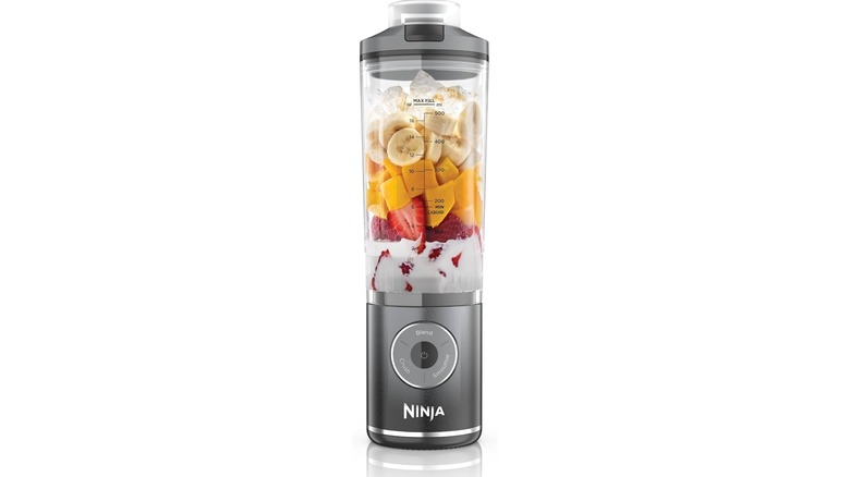 Un Ninja Blast Max relleno de crema, fresas en rodajas, trozos de mango, rodajas de plátano y hielo.