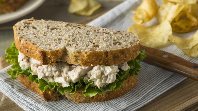 sándwich de ensalada de pollo y patatas fritas