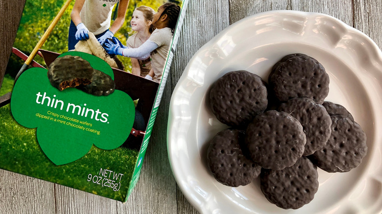Galletas Girl Scout Thin Mint sobre una mesa