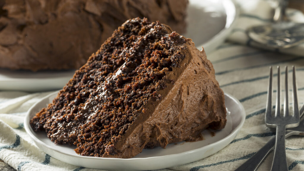 Haga el pastel de chocolate de sus sueños con nuestra mezcla favorita comprada en la tienda