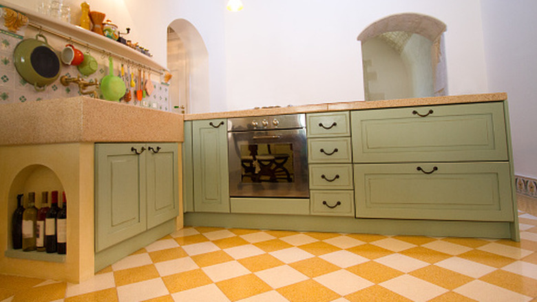 Cocina con suelo de damero amarillo
