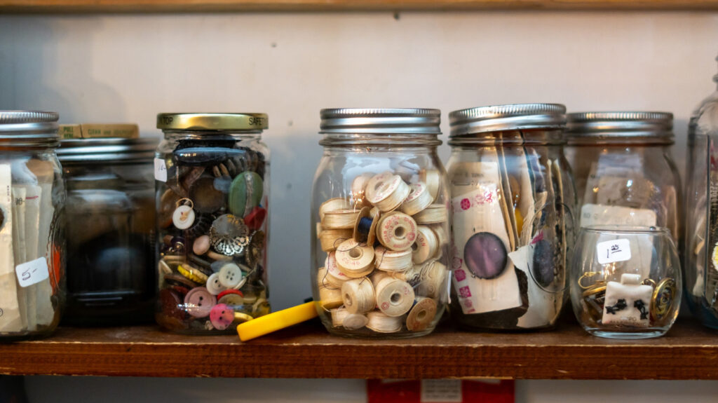 Transforma las tapas de los tarros de cristal en adorables posavasos con este genial bricolaje