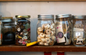 Transforma las tapas de los tarros de cristal en adorables posavasos con este genial bricolaje