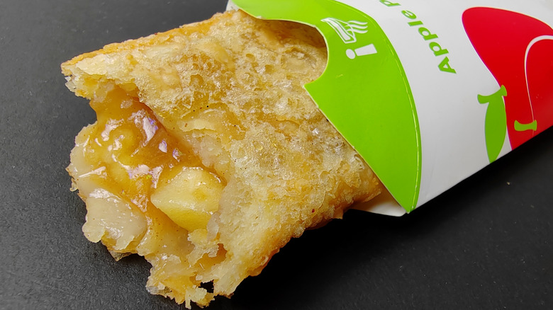 Cerrar la tarta de manzana de McDonalds en la manga