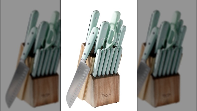 Cuchillos Martha Stewart en un bloque de madera.