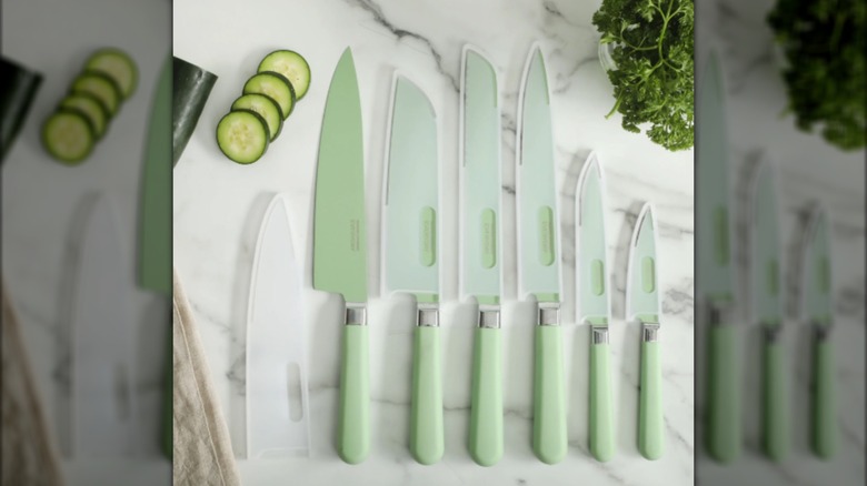 Cuchillo Martha Stewart sobre una encimera de mármol
