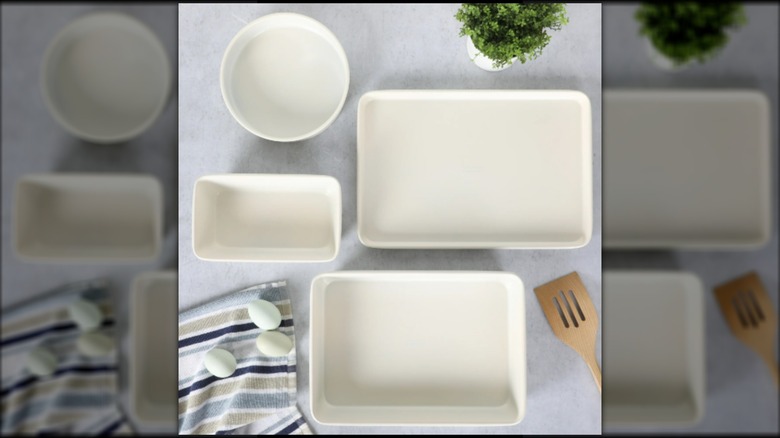 Utensilios para hornear Martha Stewart sobre una encimera