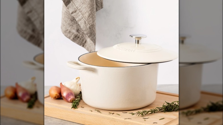 Horno holandés Martha Stewart sobre una tabla de cortar de madera