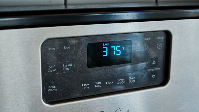 precalentando el horno a 375 grados