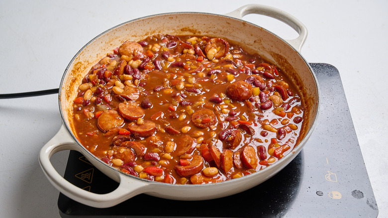 cocinar a fuego lento los ingredientes juntos en una sartén