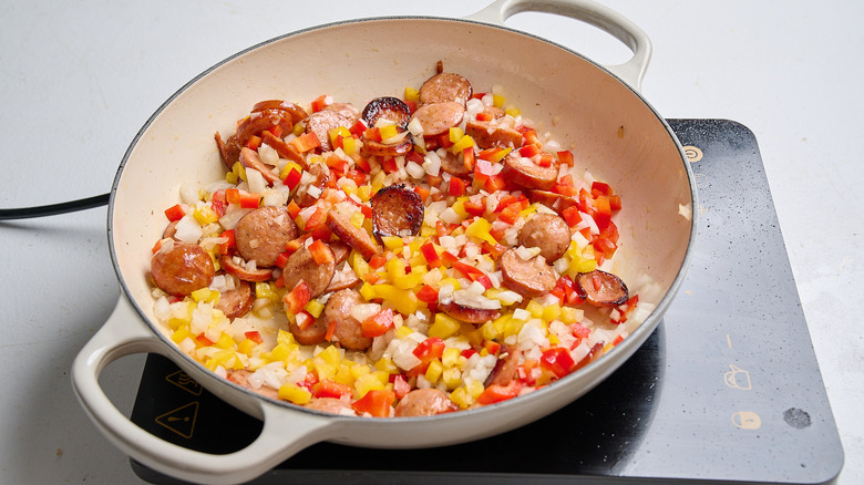 cocinar verduras con salchicha en una sartén