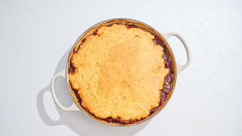 pan de maíz horneado encima de una cazuela de frijoles