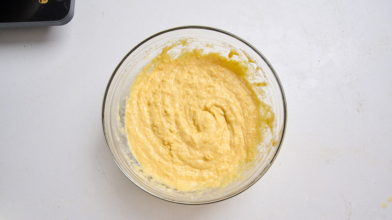 masa de pan de maíz combinada en un tazón