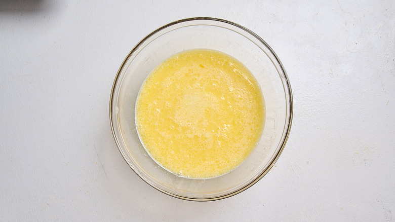 huevos y leche batidos en un bol