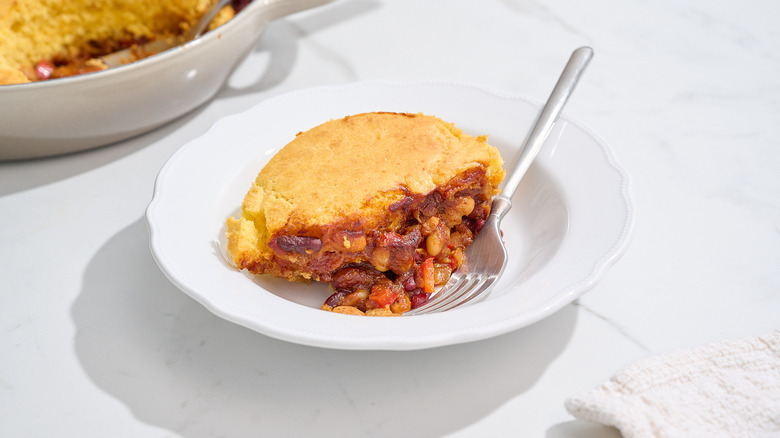 Rebanada de cazuela de beanie weenie en un plato