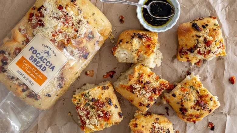 Paquete de pan Focaccia Trader Joes con tomate asado y parmesano con trozos de pan