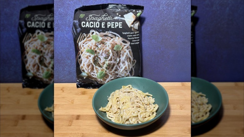 Paquete de espaguetis con cacio y pepe congelados de Trader Joes