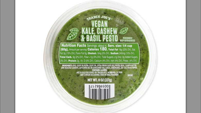 Tarrina de pesto de albahaca y anacardo con col rizada vegana Trader Joes