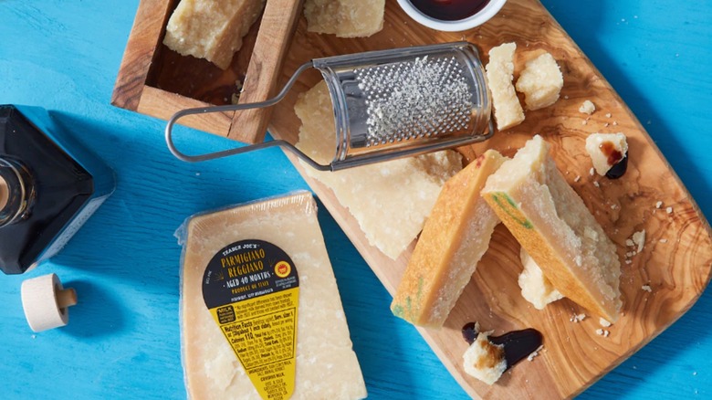 Trader Joes Parmigiano Reggiano añejo con tabla de quesos, rallador y trozos de queso