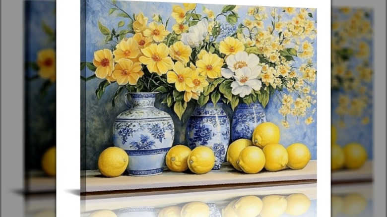 Un cuadro de flores amarillas en jarrones azules y blancos rodeados de limones.