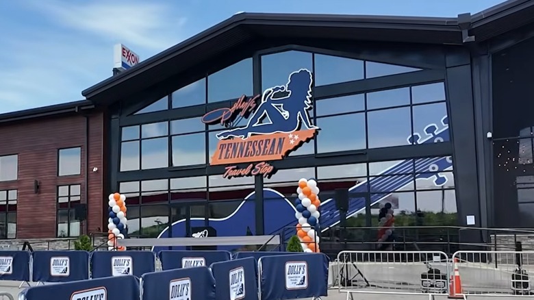 Exterior de Dolly's Tennessean Truck Stop con una gran silueta de Parton descansando sobre el estado de Tennessee
