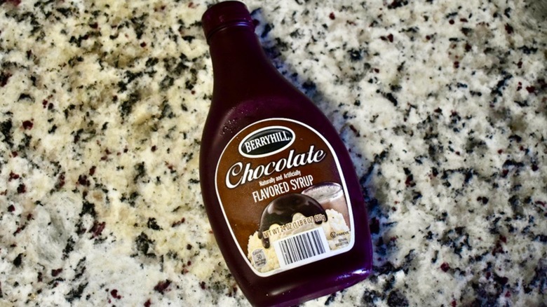 Botella de jarabe de chocolate Aldi Berryhill sobre una encimera de mármol